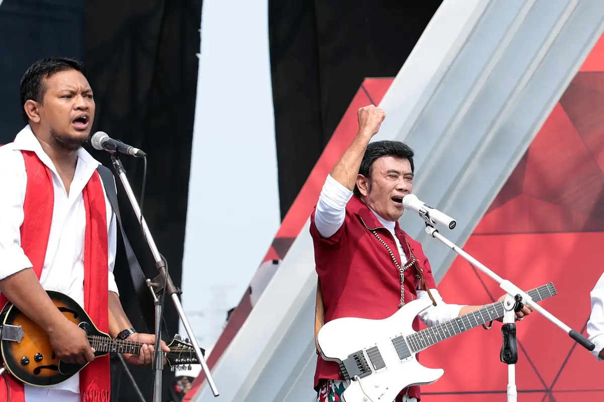 [Bintang] Konser Kemerdekaan, Rhoma Irama Berikan Gitar Tua untuk Fans