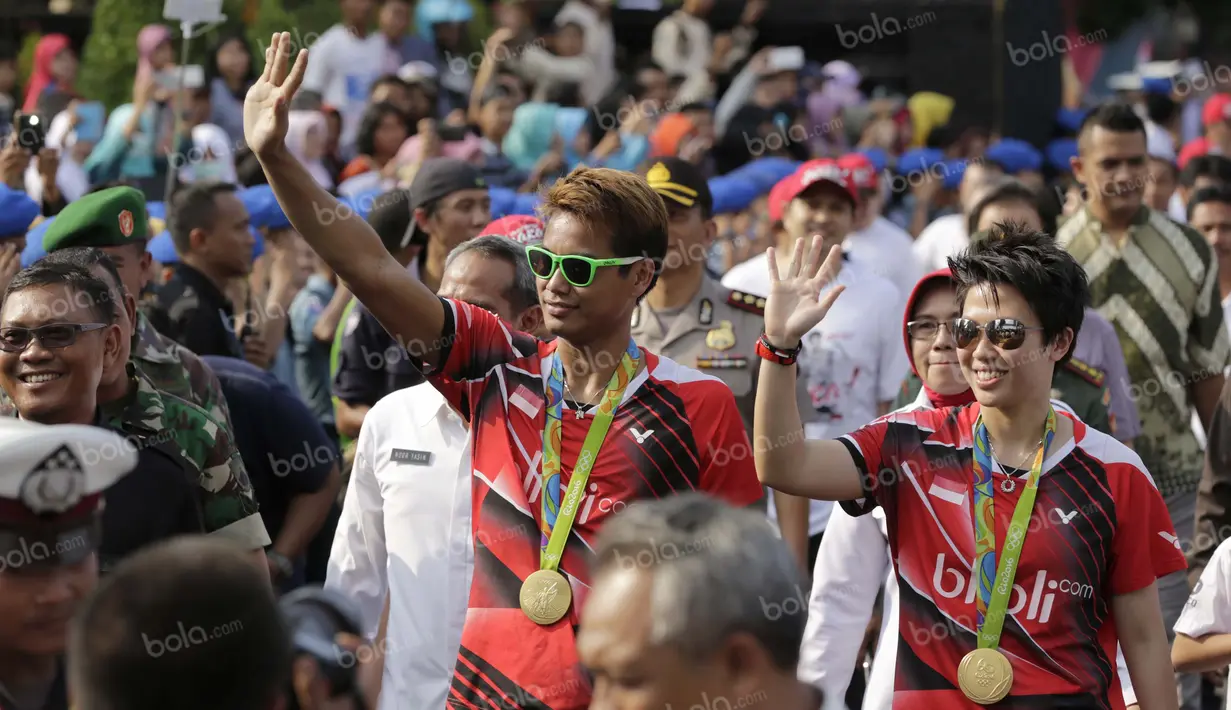 Peraih emas bulutangkis Olimpiade Rio 2016, Tontowi Ahmad dan Liliyana Natsir, saat tiba di alun-alun kota Kudus, Kamis (1/9/2016). (Bola.com/Arief Bagus)
