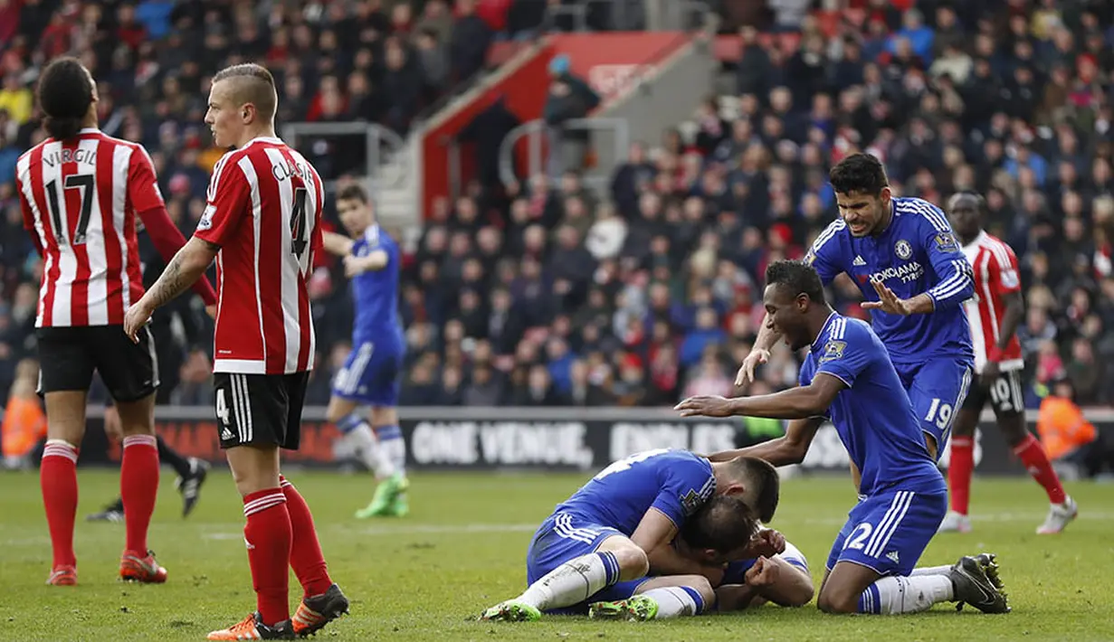 Para pemain Chelsea merayakan gol yang dicetaknya ke gawang Southampton. Kini untuk lolos ke Liga Champions, Chelsea berbeda 11 poin dengan peringkat ke empat. (Reuters/John Sibley) 