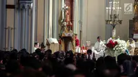 Uskup Agung Jakarta Ignatius Suharyo memberikan khotbah saat Misa Pontifikal Natal di Gereja Katedral, Jakarta, Senin (25/12). (Liputan6.com/Faizal Fanani)