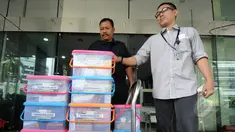 Tumpukan box plastik berisi sejumlah barang milik tahanan yang dibawa oleh keluarga maupun kerabat di Gedung KPK, Jakarta, Kamis (14/5/2015). KPK akan memeriksa barang-barang tersebut sebelum diserahkan ke tahanan. (Liputan6.com/Herman Zakharia)