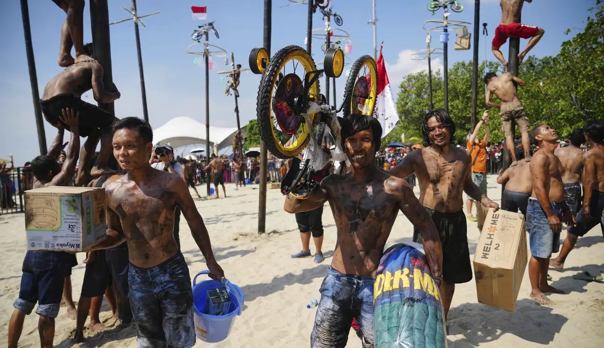  Ancol Beach Fest & Culture Wave. (AP Photo/Tatan Syuflana)