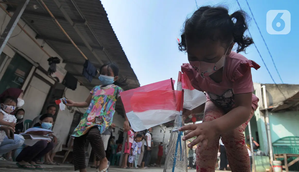 Anak-anak saat mengikuti lomba peringatan HUT Kemerdekaan ke-76 RI di Benda Baru, Pamulang, Tangsel, Selasa (17/8/2021). Di sejumlah kawasan pinggiran Jabotabek warga tetap melaksanakan peringatan HUT kemerdekaaan RI walau masih dalam status PPKM Level 4. (merdeka.com/Arie Basuki)