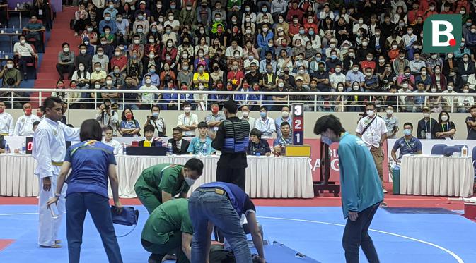 Penonton memadati tribune untuk menyaksikan pertandingan cabor pencak silat SEA Games 2021. (Bola.com/Muhammad Adiyaksa)
