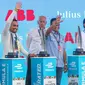 Presiden Joko Widodo atau Jokowi (kanan) bersama Gubernur DKI Jakarta Anies Baswedan (kedua kanan) dan Ketua Pelaksana Jakarta E-Prix Ahmad Sahroni berada di atas panggung saat penyerahan piala Formula E di Jakarta International E-Prix Circuit (JIEC), Jakarta, Sabtu (4/6/2022). Andalan Jaguar TCS Racing Mitch Evans memenangkan ajang balap Formula E Jakarta e-Prix 2022. (Liputan6.com/Herman Zakharia)