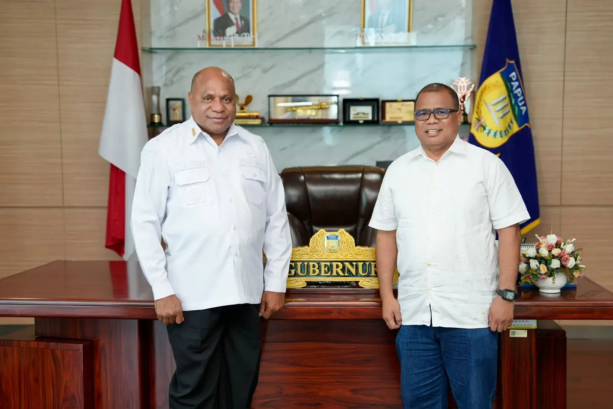 Gubernur Papua Matius D Fakhiri dan Dirut KAI Bobby Rasyidin.