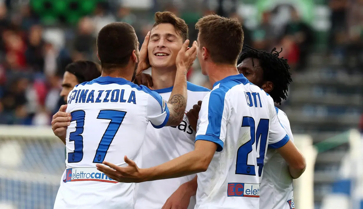 3. Mattia Caldara (Atalanta) - Bek muda milik Juventus ini sedang dipinjamkan ke Atalanta. Pemain masa depan Italia ini berhasil membantu Atalanta menduduki peringkat keempat klasemen akhir Serie A 2016-2017. (EPA/Elisabetta Baracchi)