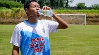 Evan Dimas Darmoni tengah minum Le Minerale. (Foto: Le Minerale)