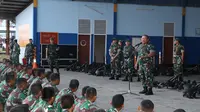 Asops Panglima TNI Mayjen TNI Ganip Warsito memberikan pengarahan kepada sejumlah Prajurit TNI. (Istimewa)