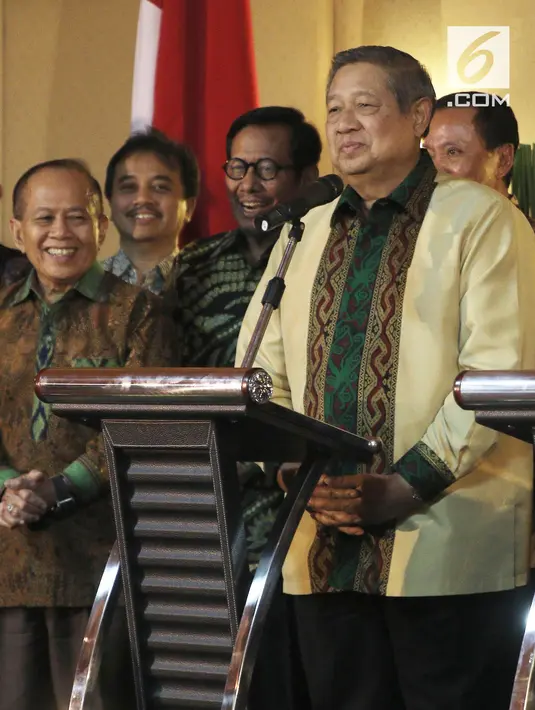 Ketua Umum Partai Demokrat Susilo Bambang Yudhoyono memberikan keterangan pers usai pertemuan di Gran Melia, Jakarta, Senin (30/7). Partai Demokrat dan PKS menyerahkan pemilihan cawapres kepada Prabowo. (Liputan6.com/Herman Zakharia)