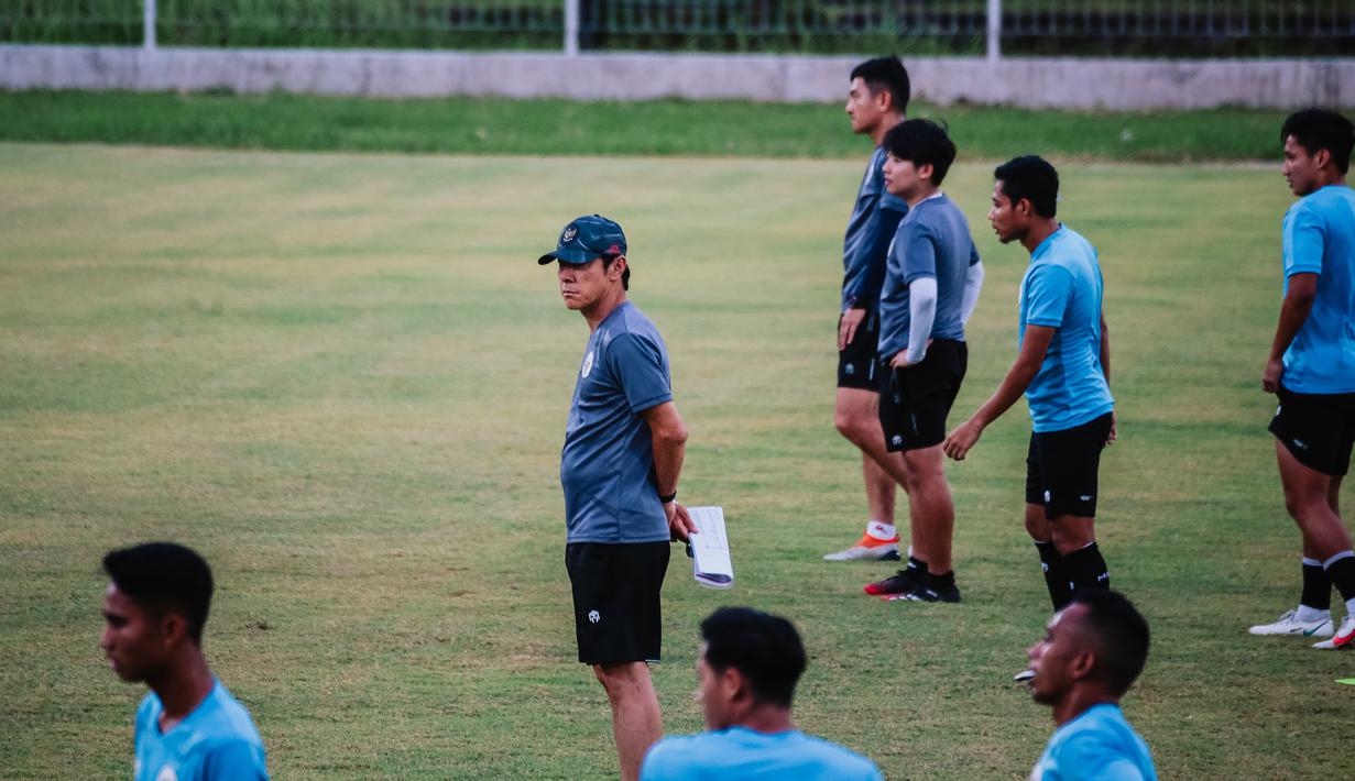 Skuat asuhan pelatih Shin Tae-yong akan menghadapi Timor Leste di dua laga uji coba dalam FIFA Matchday yang digelar tanpa penonton pada 27 dan 30 Januari 2022. (Bola.com/Maheswara Putra)