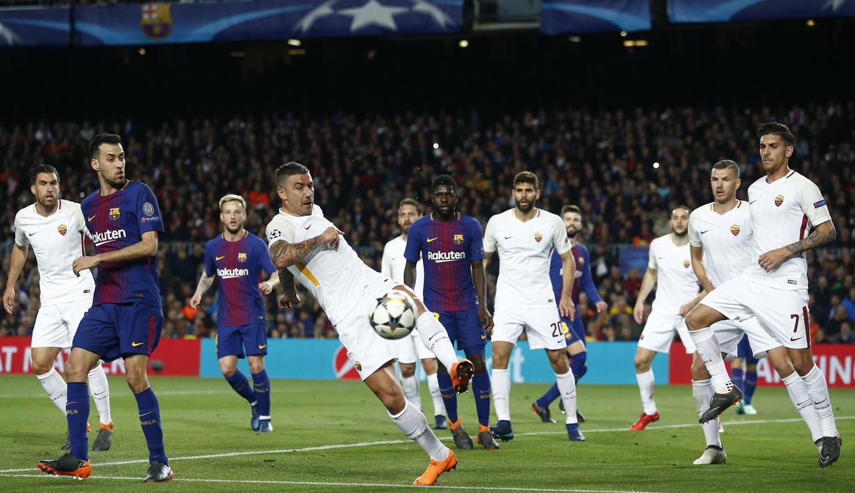 Bek AS Roma, Aleksandar Kolarov, melepaskan tendangan saat pertandingan melawan Barcelona pada laga leg pertama perempat final Liga Champions di Stadion Camp Nou, Rabu (4/4/2018). Barcelona menang 4-1 atas AS Roma. (AFP/Manu Fernandez)