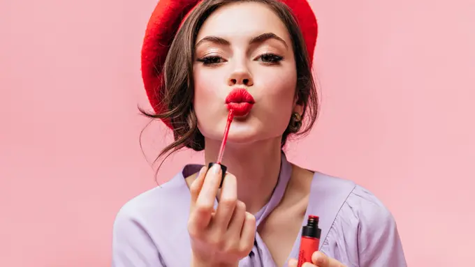 Kandungan mawar dan melati pada lipstik dapat mencegah bibir kering