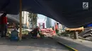 Pekerja menyelesaikan proyek pembangunan trotoar di Jalan MH Thamrin,Jakarta,Kamis (19/7). Penataan di trotoar di Jalan Sudirman - MH Thamrin ditargetkan selesai akhir Juli 2018. (Merdeka.com/Imam Buhori)