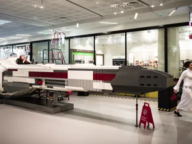 Pesawat ruang angkasa "Star Wars X-Wing" skala penuh dari balok lego ditampilkan di pusat perbelanjaan pinggiran kota Paris, 12 Desember 2018. Pesawat yang terbuat lebih dari satu juta balok Lego itu untuk memeriahkan perayaan Natal. (Philippe LOPEZ/AFP)