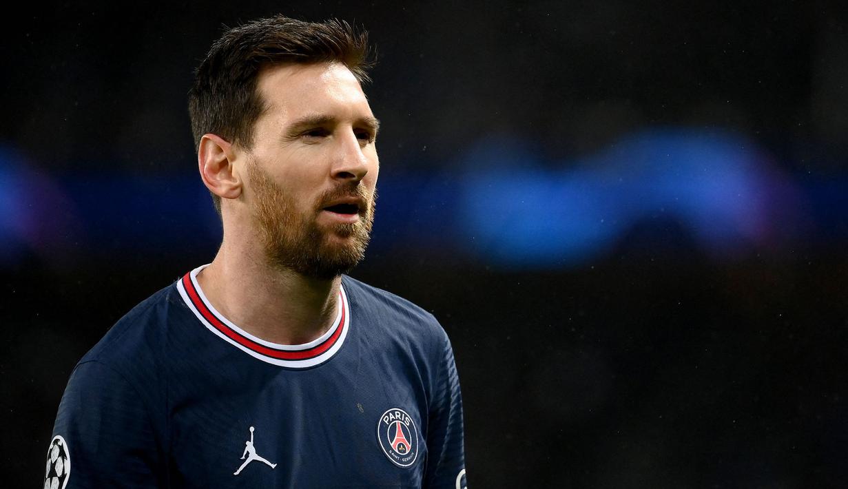 Lionel Messi memang belum mampu memenuhi ekspektasi fans Paris Saint-Germain. Namun, kedatangannya ke Parc des Princes membawa dampak besar terhadap pemasaran klubnya. PSG diketahui telah menjual hampir satu juta jersey Messi menurut Goal. (AFP/Franck Fife)