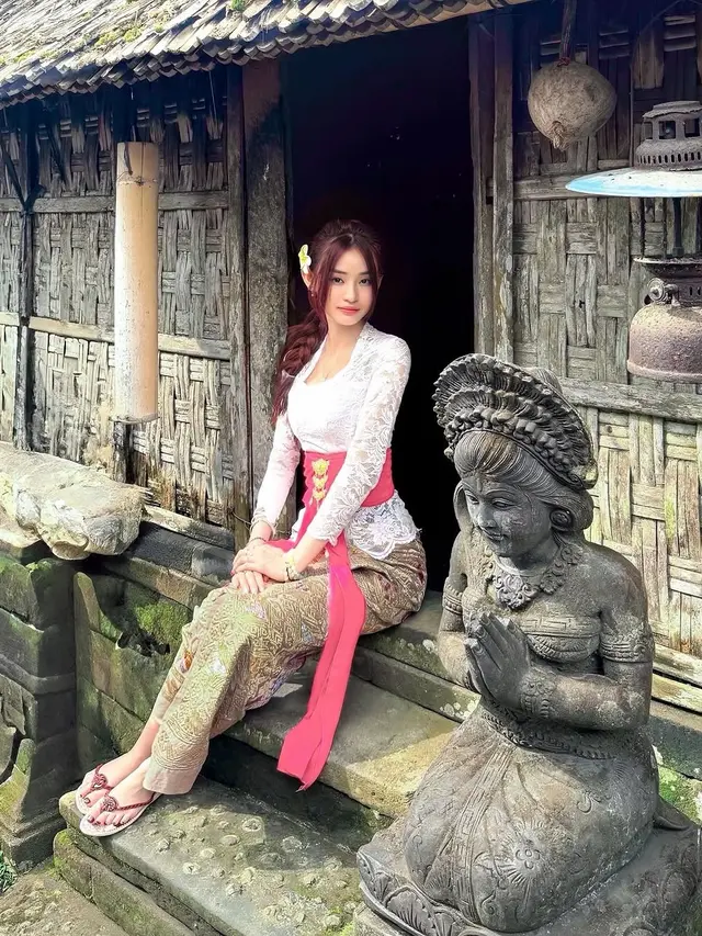 Cathez Pakai Kebaya Bali