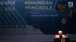 Ketua Dewan Pertimbangan Presiden periode 2010-2014, Emil Salim saat menyampaikan Renungan Pancasila di Teater Kecil TIM, Jakarta, Selasa (7/8). STA Memorial Lecture rutin diadakan sejak 2005 lalu. (Liputan6.com/Helmi Fithriansyah)