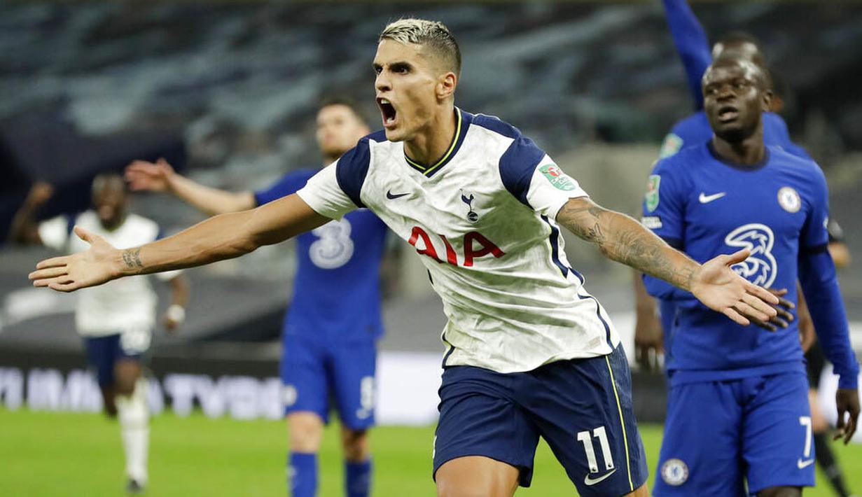 Pemain Tottenham Hotspur, Erik Lamela, melakukan selebrasi usai mencetak gol ke gawang Chelsea pada laga Piala Liga Inggris di London, Rabu (30/9/2020). Tottenham menang adu penalti dengan skor 5-4 (1-1). (Matt Dunham/Pool via AP)
