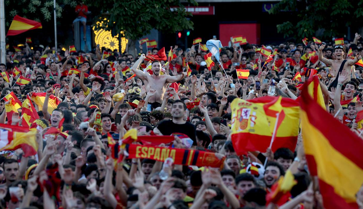 Suporter La Roja berkumpul di Madrid untuk menyaksikan bersama laga final UEFA Euro 2024 antara Spanyol dan Inggris. (Pierre-Philippe MARCOU/AFP)
