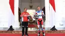 Presiden Joko Widodo berfoto dengan pembalap Pertamina Mandalika SAG, Bo Bendsneyder di Istana Merdeka, Jakarta, Rabu (16/3/2022). Para pembalap datang dengan memakai setelah baju khusus balap motor yang akan dipakai dalam Grand Prix Indonesia di Mandalika. (Lukas - Biro Pers/Setpres)