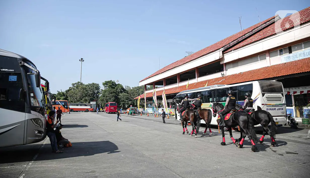 <p>Polisi berkuda dari Unit Satwa Polri melakukan patroli di Terminal Kampung Rambutan, Jakarta, Minggu (8/5/2022). Polisi berkuda dari Unit Satwa Polri secara rutin berpatroli guna memberikan rasa aman kepada penumpang yang tiba di Terminal Kampung Rambutan. (Liputan6.com/Faizal Fanani)</p>