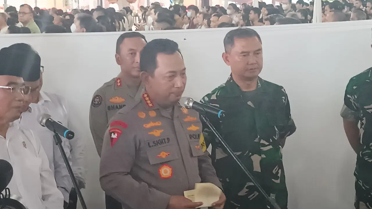 Kapolri Jenderal Listyo Sigit Prabowo menyambangi Gereja Katedral Jakarta.