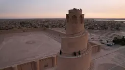 Pemandangan dari udara menunjukkan menara spiral Malwiya, monumen nasional Irak abad kesembilan yang berharga, di lokasi Masjid Agung Samarra di kota Samarra, utara Baghdad 26/7/2022). (AFP/Ismael Adnan)