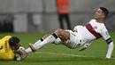Penyerang Portugal Cristiano Ronaldo melakukan pelanggaran terhadap kiper Slovakia Martin Dubravka dalam laga Grup J Kualifikasi Euro 2024 di Stadion Tehelne pole, Bratislava, Sabtu (9/9/2023) dini hari WIB. (AP Photo/Radovan Stoklasa)