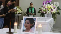 Foto jenazah aktris senior Rima Melati terlihat di Rumah Duka RSPAD Gatot Soebroto Jakarta Pusat, Kamis (23/6/2022). Aktris senior Rima Melati meninggal dunia dalam usia 82 tahun pada pukul 15.14 WIB di RSPAD Jakarta Pusat akibat infeksi Decubitus. (Liputan6.com/Herman Zakharia)