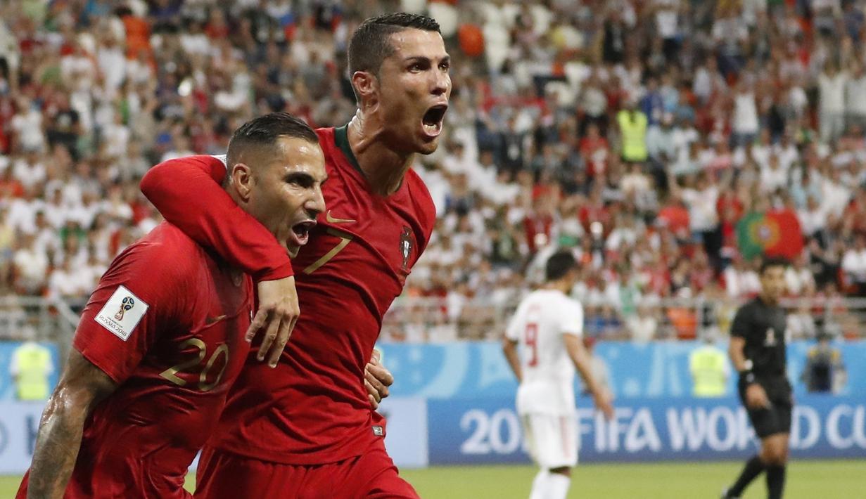 Pemain Portugal, Ricardo Quaresma (kiri) dan Cristiano Ronaldo merayakan gol ke gawang Iran pada laga grup B Piala Dunia 2018 di Mordovia Arena, Saransk, Rusia, (25/6/2018). Portugal dan Iran bermain imbang 1-1. (AP/Pavel Golovkin)