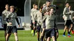 Para pemain Ajax Amsterdam mengambil bagian dalam sesi latihan di Sports park De Toekomst, Belanda (9/4). Ajax akan bertanding melawan wakil Italia Juventus pada leg pertama babak perempatfinal Liga Champions di Johan Cruyff Arena. (AFP Photo/ANP/Robin van Lonkhuijsen)