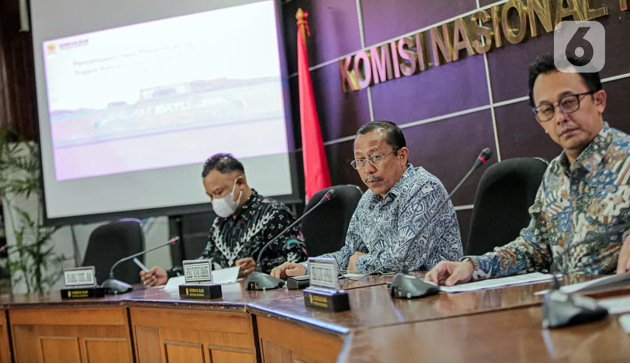 Ketua Komnas HAM Ahmad Taufan Damanik (tengah) didampingi Komisioner Mohammad Choirul Anam (kiri) dan Beka Ulung Hapsara menyampaikan keterangan terkait kesimpulan dari hasil penyelidikan tragedi Kanjuruhan di Gedung Komnas HAM, Jakarta, Rabu (2/11/2022). Dari penyelidikan, Komnas HAM mengatakan pengawas pertandingan atau match commisioner tidak mengetahui kalau penggunaan gas air mata dilarang dalam pengamanan pertandingan bola. (Liputan6.com/Faizal Fanani)