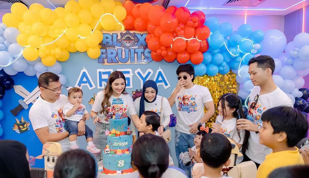 Aurel Hermansyah dan Atta Halilintar juga kompak kenakan light blue jeans sebagai paduan seragam. Aurel lengkapi tampilannya dengan kerudung biru dan tas Celine Triomphe seharga Rp71jutaan [@ashanty_ash]
