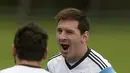 Lionel Messi menguap di samping rekan setimnya  saat sesi pelatihan di Vespasiano, Brasil (12/06/2014), (AFP PHOTO/Juan Mabromata)