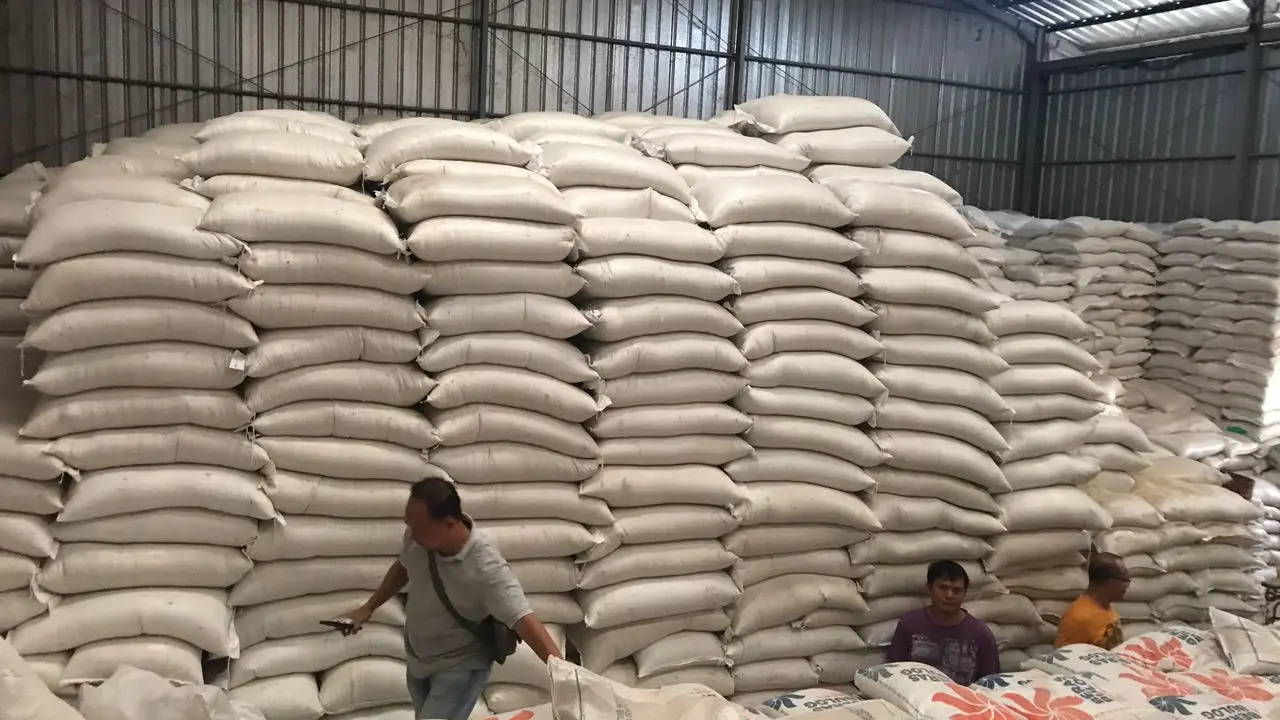Gudang Bulog di Kabupaten Lahat, Sumsel, digeledah petugas Satgas Polda Sumsel (Liputan6.com / ist - Nefri Inge)
