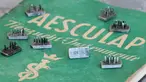 Stempel tato yang digunakan Nazi pada Yahudi dan narapidana Auschwitz lainnya dipajang di Yerusalem, 8 November 2021. Pengadilan Israel mengeluarkan perintah untuk menghentikan lelang stempel tato yang digunakan oleh Nazi pada orang Yahudi dan narapidana Auschwitz lainnya. (EMMANUEL DUNAND/AFP)