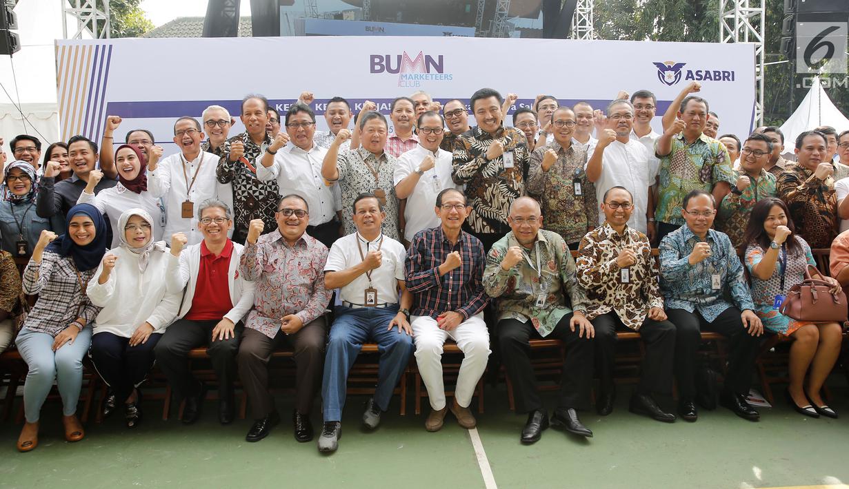 Dirut Asabri Sonny Widjaja foto bersama dengan Hermawan Kartajaya dan jajaran direksi BUMN selama HUT ke 47 Asabri di Kantor Pusat PT Asabri di kawasan Cawang, Jakarta Timur, Jumat (3/8). (Liputan6.com/Pool/Asabri)
