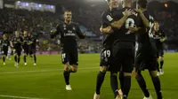 Para pemain Real Madrid merayakan gol Karim Benzema ke gawang Celta Vigo. (AFP/Miguel Riopa)