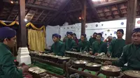 Musik Gamelan Gong Sekati di Bangsal Sekaten Keraton Kanoman, menyambut perayaan Maulid Nabi Muhammad SAW di Cirebon. (Liputan6.com/Panji Prayitno)