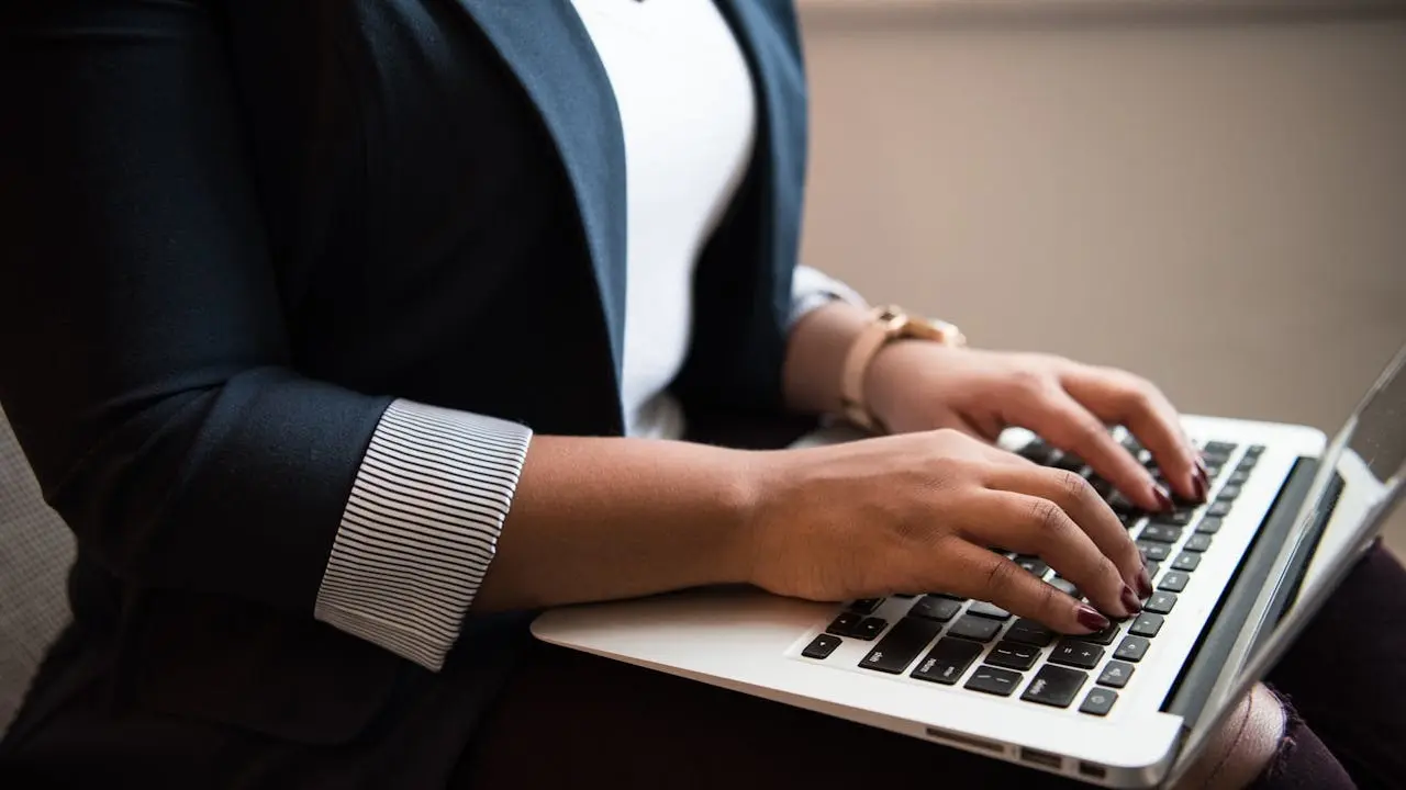 Mengetik dengan laptop (Pexels)