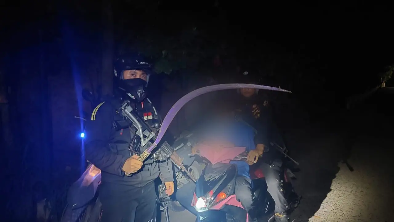 Tim Walet Samapta Polresta Bandar Lampung mengamankan empat remaja berikut senjata tajam yang diduga hendak digunakan untuk tawuran. Foto (Istimewa)