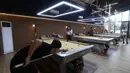 Resmi diluncurkan, Gowadra Billiard hadir konsep billiard yang tidak lagi identik dengan ruang eksklusif, gelap, dan maskulin, melainkan inklusif dan hangat. Tampak dalam foto, pengunjung menikmati permainan biliar di Gowada Billiard, di Jalan Thamrin Boulevard Pantai Indah Kapuk 2 (PIK 2), Kabupaten Tangerang, Banten, pada Rabu (11/2/2026). (Kapanlagi.com/Budy Santoso)