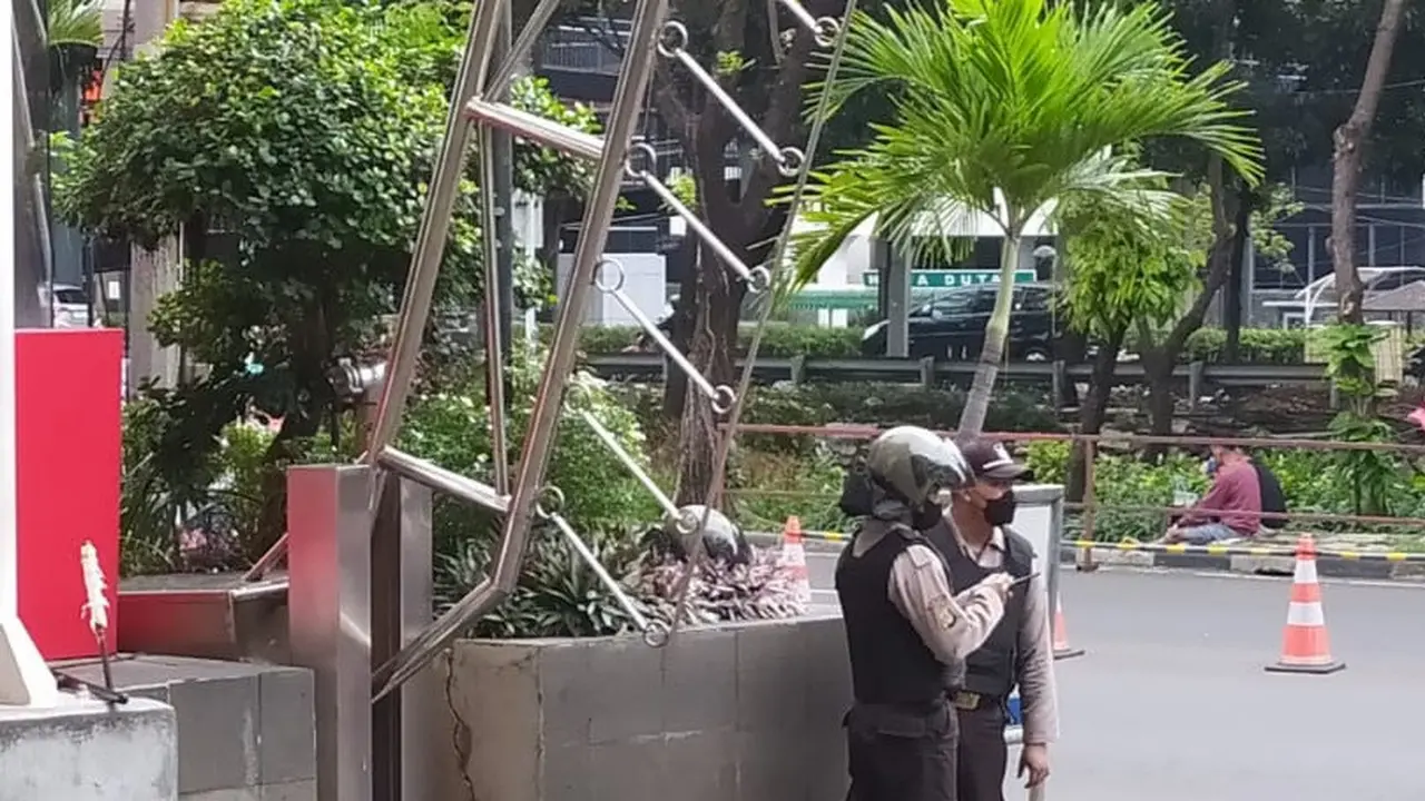Penjagaan di lingkungan Komisi Pemberantasan Korupsi (KPK) diperketat pasca-bom bunuh diri di Polsek Astana Anyar, Bandung, Jawa Barat.