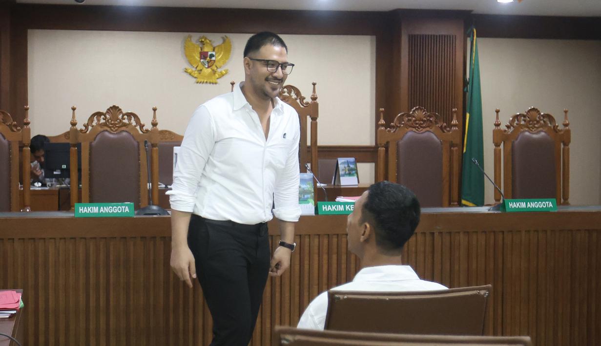 Persidangan kali ini untuk mendengar keterangan dari para terdakwa, termasuk Ammar Zoni. Tampak dalam foto, terdakwa kasus dugaan peredaran narkotika di Rumah Tahanan (Rutan) Salemba, Ammar Zoni, saat tiba untuk menjalani sidang lanjutan di Pengadilan Negeri Jakarta Pusat (PN Jakpus), Jakarta, Kamis (8/1/2026). (Kapanlagi.com/Budy Santoso)