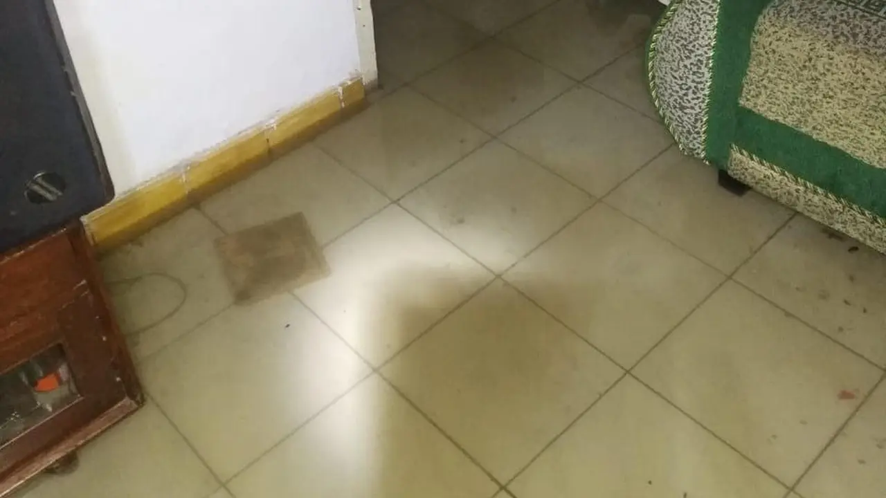 Foto air masuk ke dalam rumah warga di Petamburan.