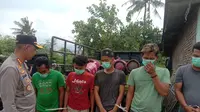Polisi menangkap lima tersangka pengoplosan gas elpiji rumahan di Kecamatan Teluknaga, Kabupaten Tangerang. Mereka mengoplos dari gas subsidi ke tabung gas nonsubsidi. (Liputan6.com/Pramita Tristiawati)