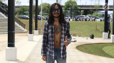 Marcello Tahitoe alias Ello berpose saat syuting video klip di RPTRA Kalijodo, Jakarta, Kamis (5/1). Penyanyi 34 tahun ini merupakan putra dari musikus Minggoes Tahitoe dan almarhum Diana Nasution. (Liputan6.com/Herman Zakharia)