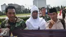Sejumlah peserta yang memperingati Hari Pahlawan mengenakan baju pejuang dan menyerupai tokoh pahlawan di Lapangan Simpanglima, Semarang, Kamis (10/11). Aksi dalam bentuk pawai ini bertujuan mengenang para pahlawan yang telah gugur. (Liputan6.com/Gholib) 