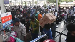 Calon penumpang antre di loket Stasiun Pasar Senen, Jakarta, Rabu (23/12). Libur Natal dan Tahun baru di manfaatkan sejumlah masyarakat untuk berlibur dan kembali ke kampung halaman. (Lipitan6.com/Angga Yuniar)